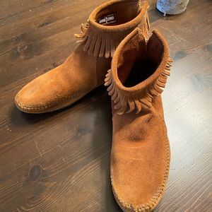 Minnetonka hardsole back zip bootie